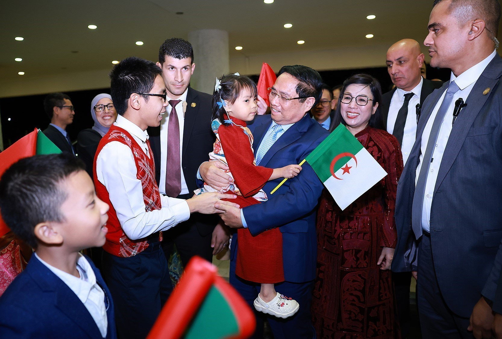vna-potal-thu-tuong-va-phu-nhan-gap-cong-dong-nguoi-viet-nam-tai-algeria-8417106.jpg